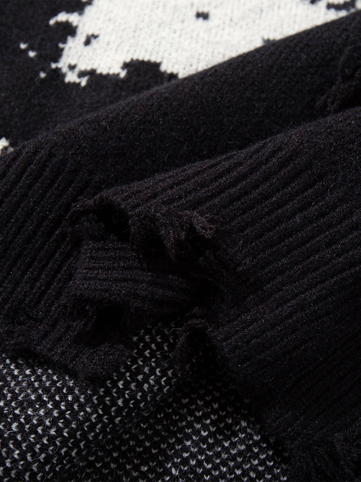 Skull Pattern Knit Sweater - Trendy and Cozy for Casual Wear