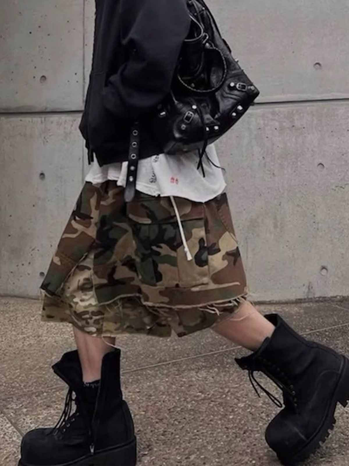 Cotton Camouflage Cargo Shorts for Men High Waist Baggy Streetwear Style with Pockets and Layered Hem Design?