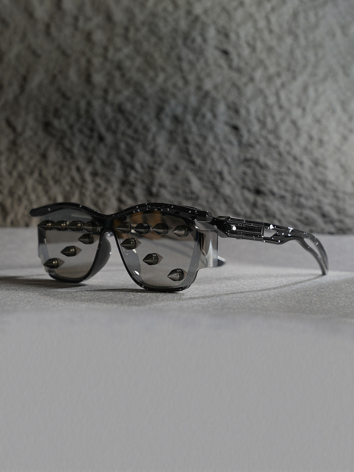 Streetwear Metal Rivet Curved Lens Glasses