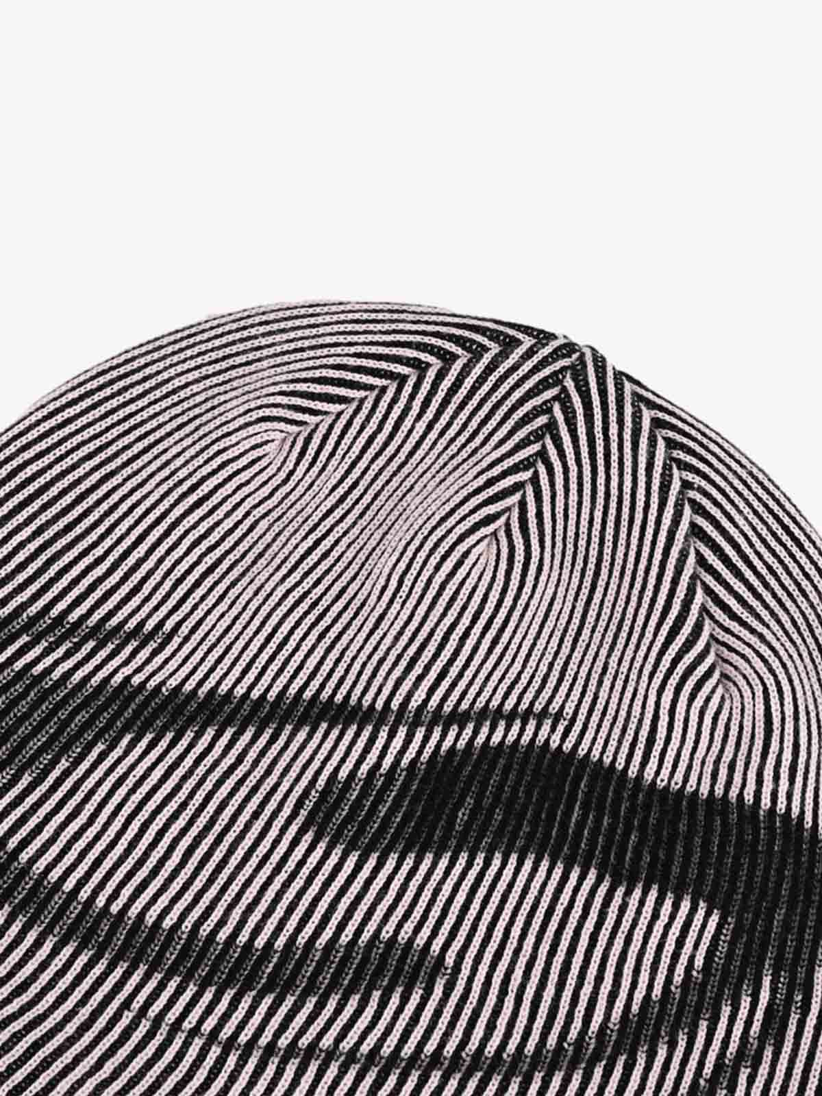 Edgy Spike-Embellished Sunglasses for Fashion Lovers 