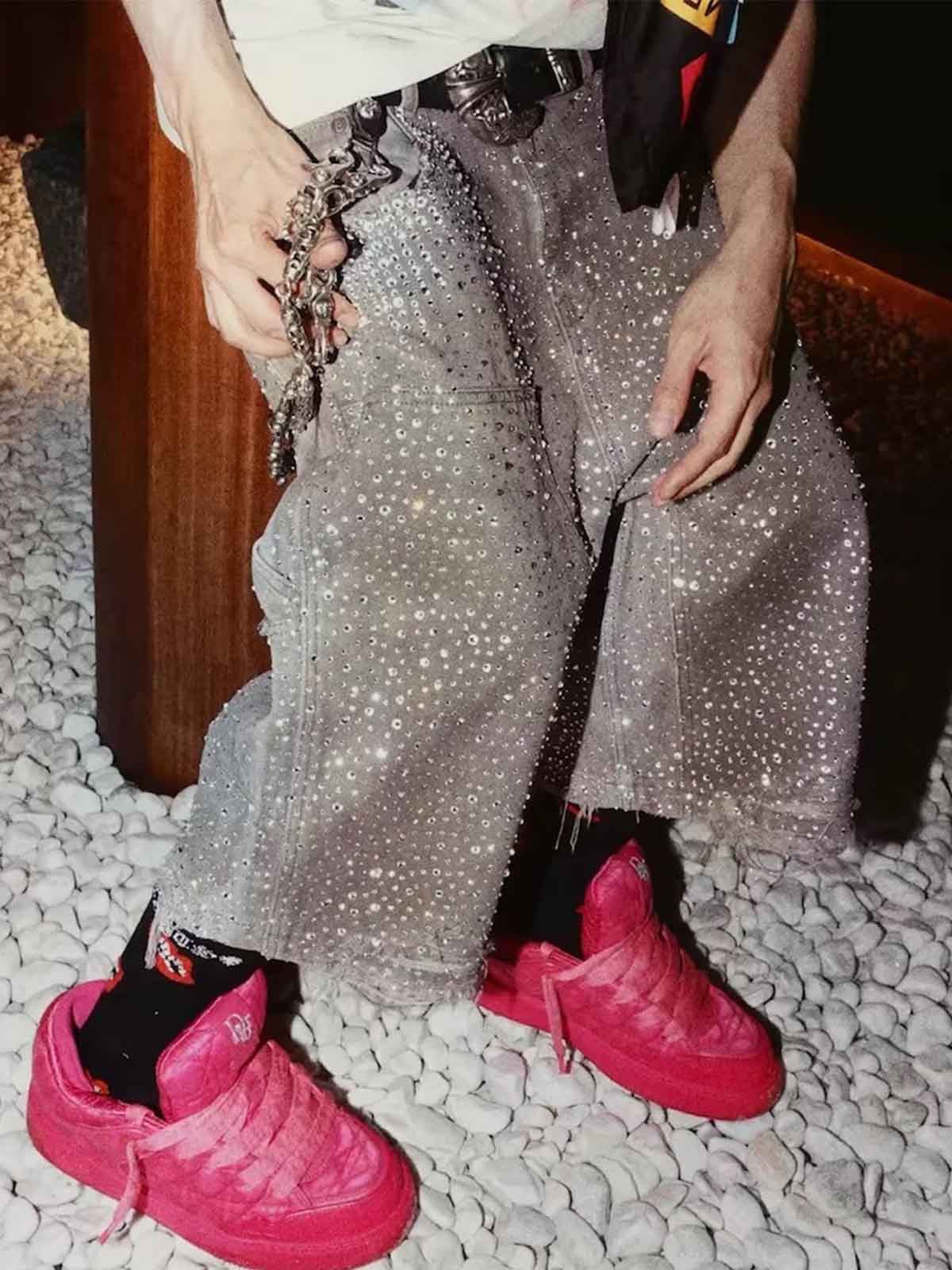 Studded Denim Cargo Shorts for Men with Rhinestone Embellishment, Fashionable Streetwear Style, Distressed Hem Design?