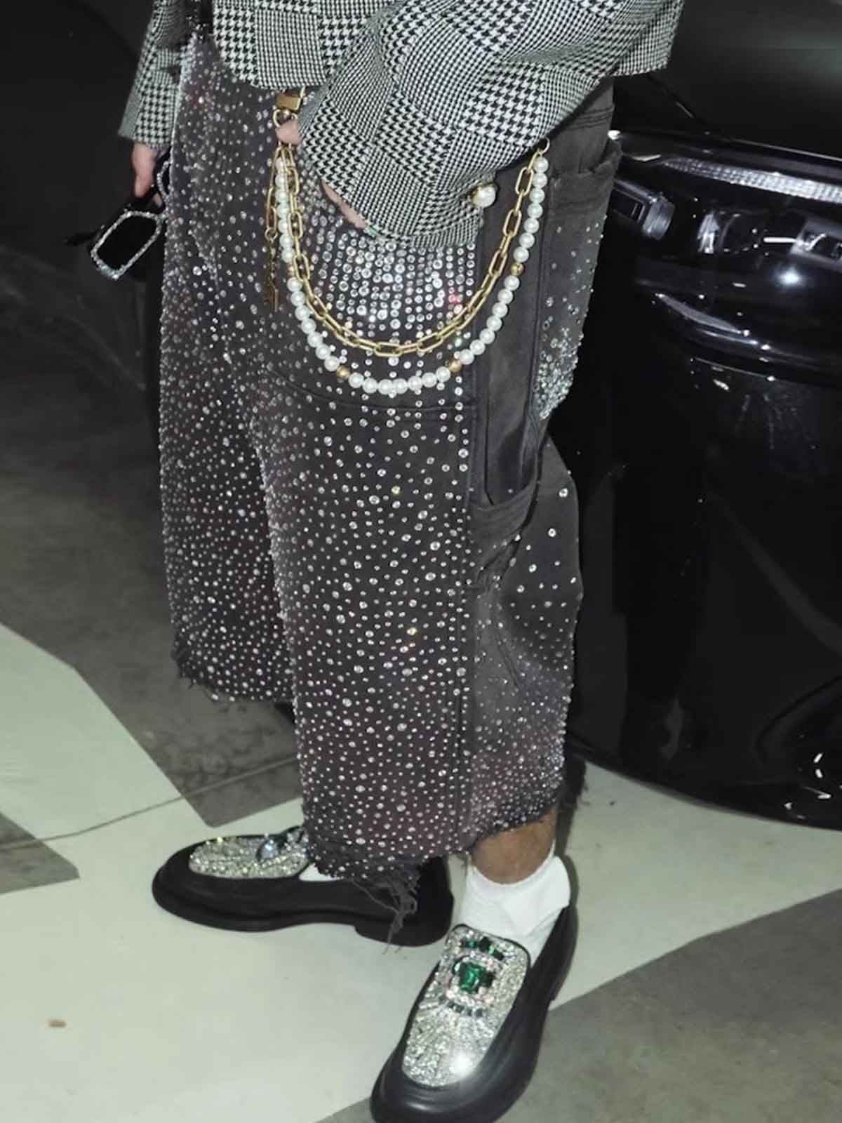 Studded Denim Cargo Shorts for Men with Rhinestone Embellishment, Fashionable Streetwear Style, Distressed Hem Design?