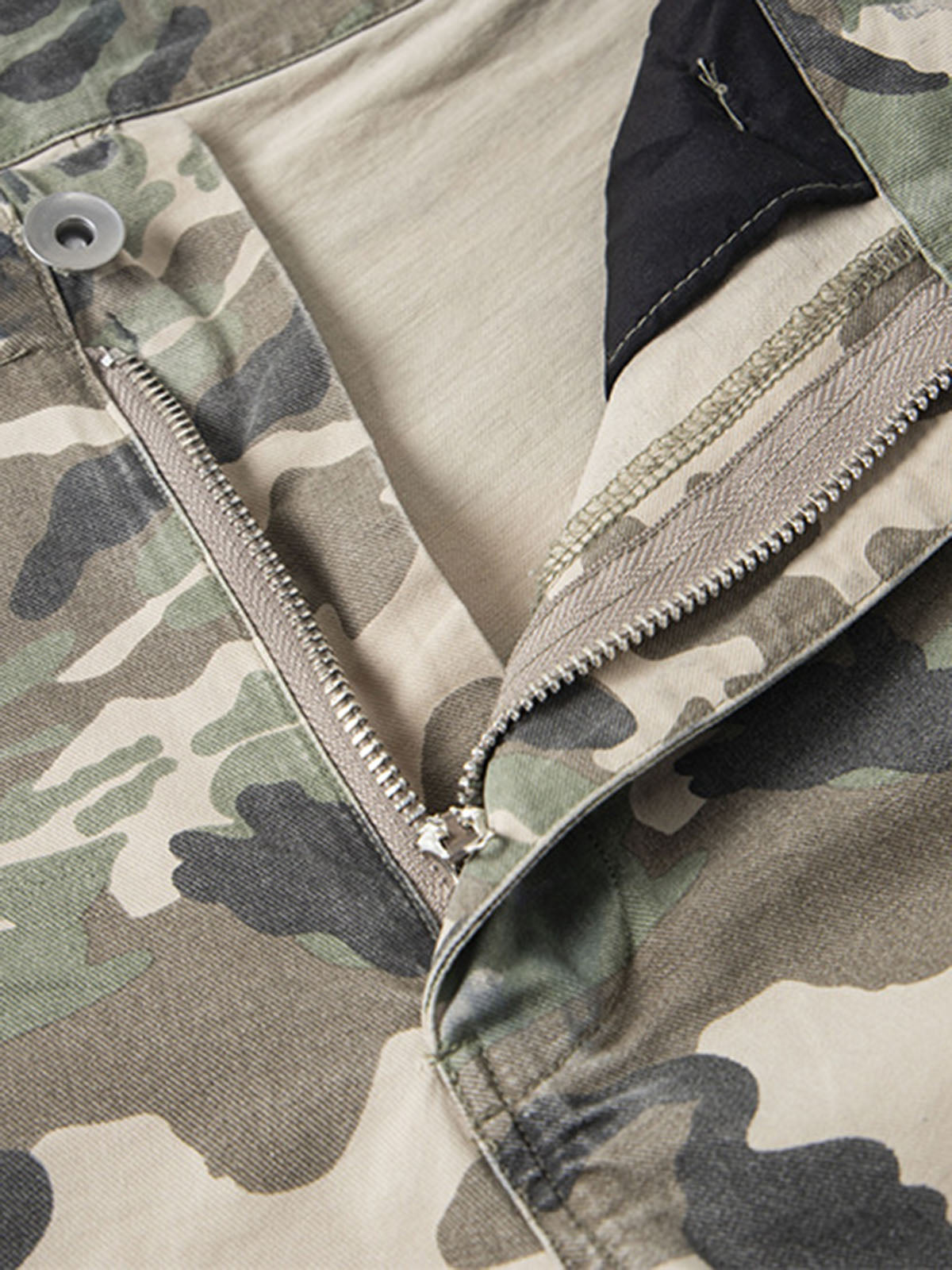 Camouflage Badge Cargo Shorts 