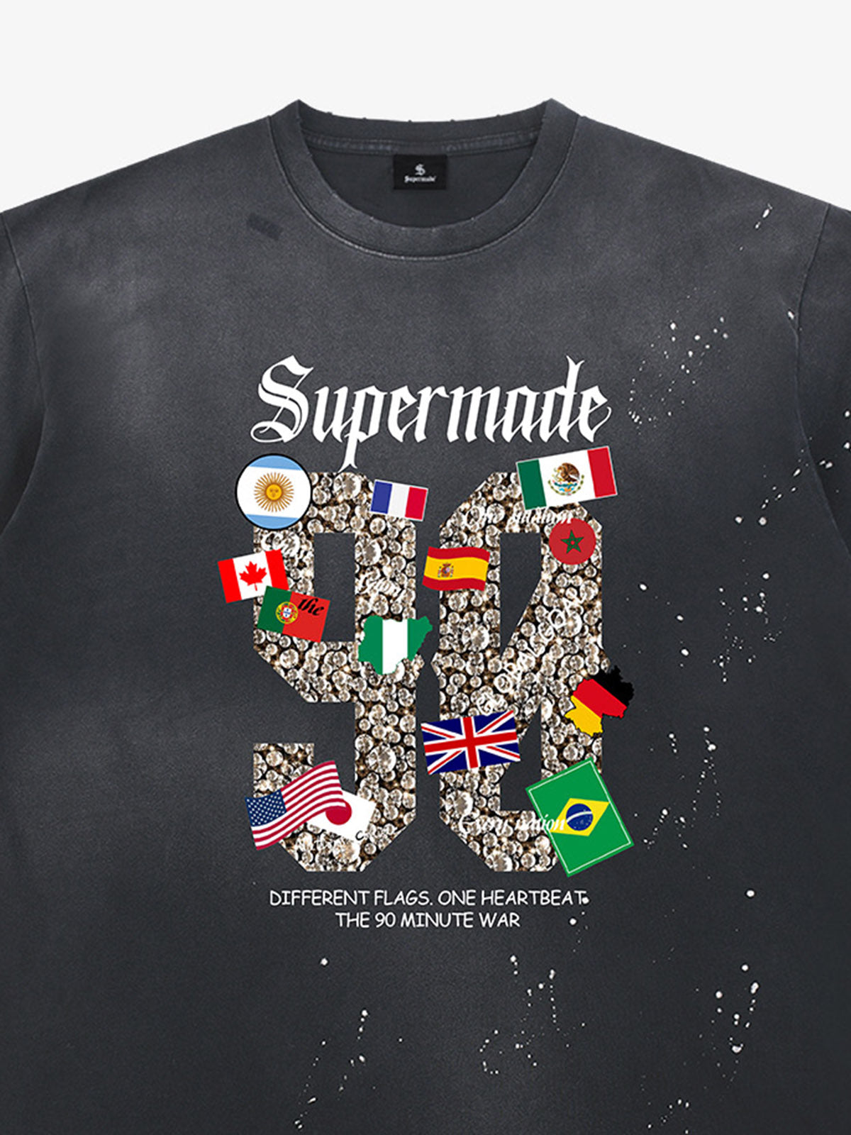 Unisex, washed and distressed short-sleeved T-shirt with a football-themed print pattern with the meaning of "90" minutes 