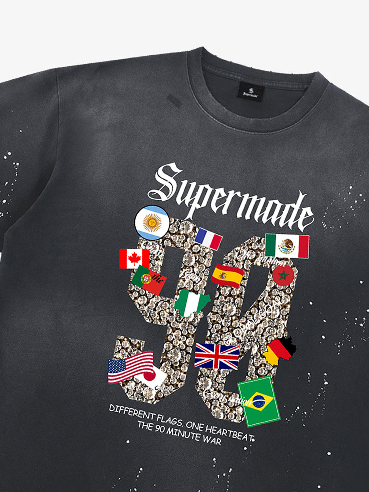 Unisex, washed and distressed short-sleeved T-shirt with a football-themed print pattern with the meaning of "90" minutes 