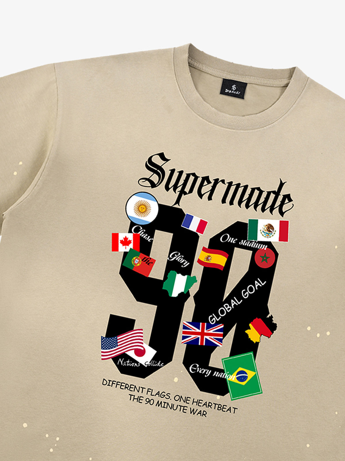 Unisex, washed and distressed short-sleeved T-shirt with a football-themed print pattern with the meaning of "90" minutes 