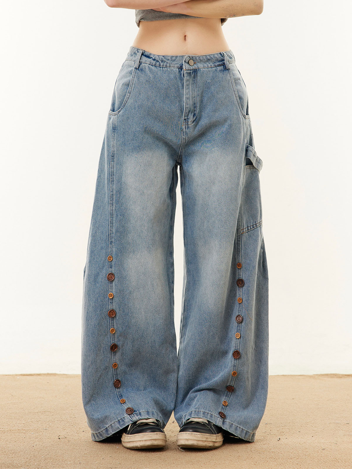 Button Embroidered Barrel Jeans 